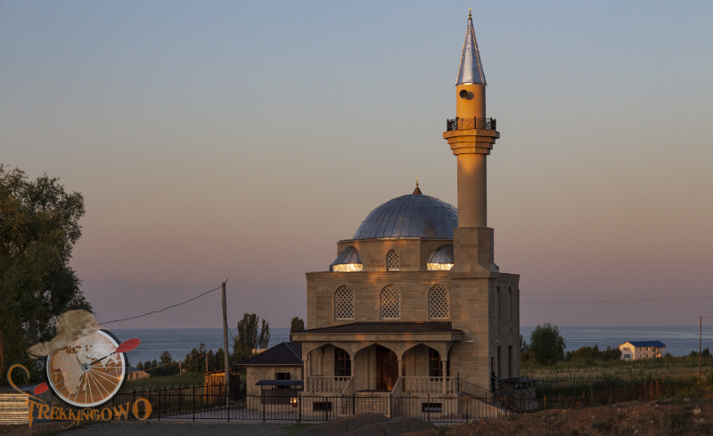 meczet o poranku Issyk-Kul